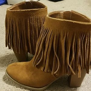 Brown suede booties with fringe
